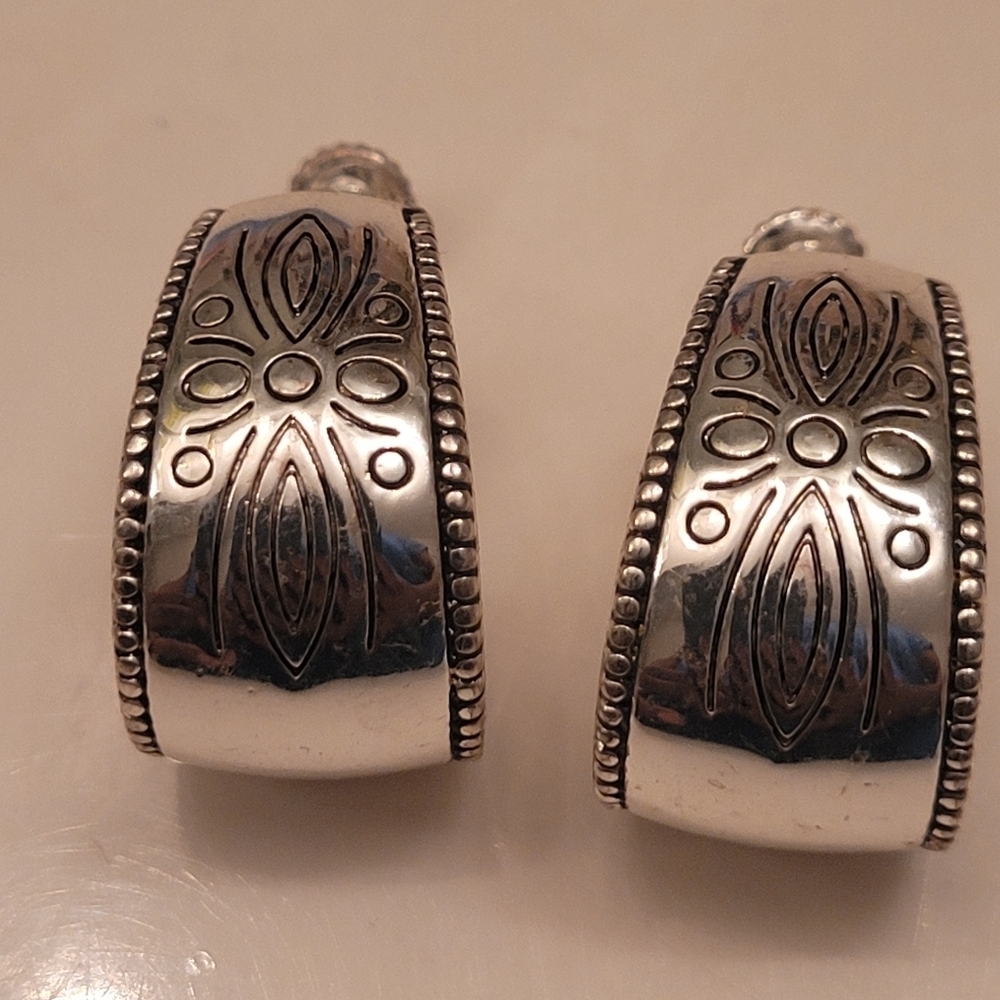 Napier silver-toned comfort clip earrings with a paisley Design Elegant